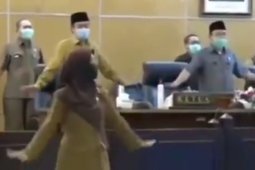 Anggota Dewan dan Plt Bupati Sidoarjo joget pinguin sebelum rapat