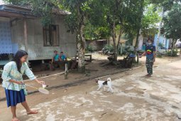 Anggota TMMD bermain badminton bersama warga