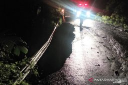 Jalur Kelok 44 Agam ditutup akibat jalan amblas