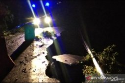 Jalur Kelok 44 Agam tutup akibat amblas di Kelok 10