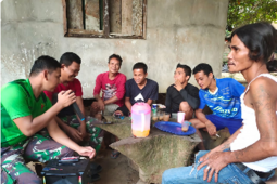 Satgas TMMD 108 mengobati kerinduan dengan berkaraoke bersama