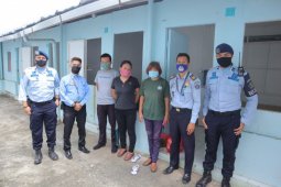 Tiga WNA China dijemput petugas untuk diproses deportasi