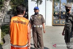 Warga tak bermasker dijatuhi sanksi sosial bersihkan Alun-alun Cianjur