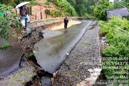 Hujan lebat sebabkan sejumlah titik longsor dan pohon tumbang di Aceh Barat