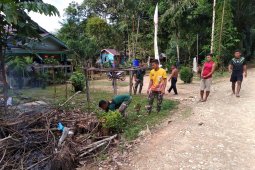 Satgas TMMD manfakan waktu Istirahat bersihkan pekarangan rumah