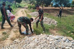Anggota satgas TMMD 108 timbun jalan lobang
