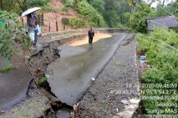 Hujan sebabkan badan jalan di Sungai Mas Aceh Barat amblas 30 meter