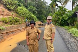 Tim URC PUPR Aceh Barat mulai tangani longsor jalan di Sungai Mas
