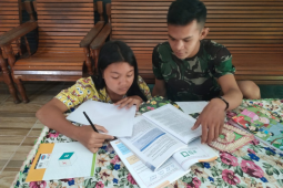 Personel TMMD 108 bantu adik angkatnya belajar