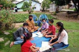 Akibat tidak punya gadget, siswa SMP di Tapsel belajar secara "Luring" di alam terbuka