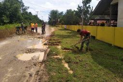Anggota TMMD timbun jalan sekolah SMPN 2 Sanggau Ledo