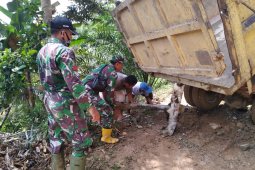 Anggota bersemangat bantu dorong kendaraan muatan Sirtu yang amblas