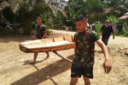 Perahu buatan anggota TMMD 108 siap meluncur ke sungai