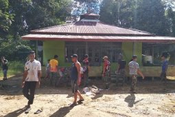 Satgas TMMD 108 Kodim 1202/Skw bantu bersihkan Masjid Nurul Ikhsan