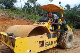Anggota TMMD dampingi perawatan dan pengecekan alat berat