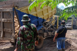 Tetap semangat dalam droping material untuk penimbunan jalan