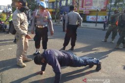 Puluhan warga Karawang terjaring razia masker dan dikenakan sanksi