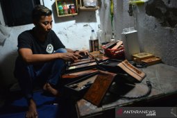 Dompet kulit ukir
