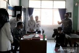Nadiem sapa siswa SD saat pantau PJJ sekolah di Kota Bogor