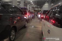 Hari ini, penumpang kendaraan di Pelabuhan Merak diprediksi membludak