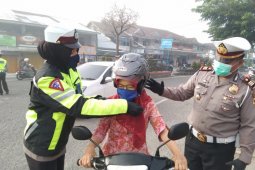 Polisi bagikan masker kepada pengendara pada Operasi Patuh Krakatau 2020