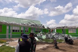 Dandim 1207/BS tinjau SDN 42 yang diterjang puting beliung