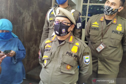 Satpol PP Kota Bandung tertibkan pedagang hewan kurban di trotoar
