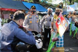 Polres Majalengka gunakan kostum tokoh wayang bagikan masker