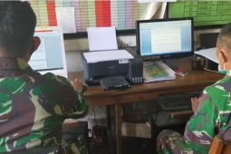 Staf teritorial Kodim 1203/Ktp lembur selesaikann laporan kegiatan TMMD