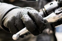 Ini cara berkendara aman dengan teknik pengereman yang benar