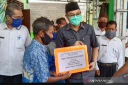 Pemkab Bangka Barat salurkan 300 paket bantuan melalui pasar murah di Tempilang