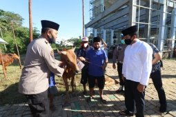 Polda Kalbar distribusi daging kurban dari rumah ke rumah