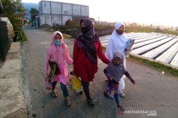 Muslim di Garut tunaikan Shalat Idul Adha terapkan protokol kesehatan