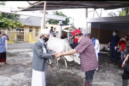 Bupati Minahasa serahkan hewan kurban di 33 masjid