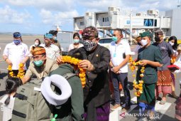 Cok Ace sambut kedatangan wisatawan Nusantara di Bandara I Gusti Ngurah Rai