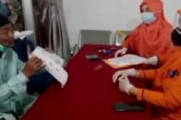 Warga  berpantun saat terima BST di Kantor Pos Pangkalpinang
