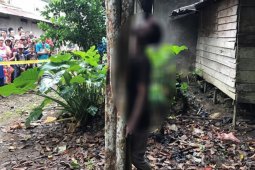 Cinta ditolak janda, seorang pemuda mengakhiri hidupnya dengan seutas tali di pohon langsat