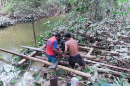 Babinsa dibantu warga mengemasi peralatan yang dipinjam selama TMMD berlangsung