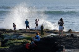 Tanah Lot Tabanan-Bali ramai dikunjungi wisatawan saat libur Idul Adha (video)