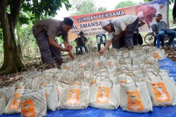 Ikal Smansa bagikan daging kurban kepada warga terdampak COVID-19