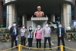 Tiga warga China ikuti "swab test" sebelum dideportasi