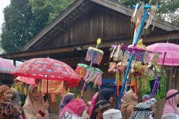 Memeriahkan dan menyemarakkan khataman al quran