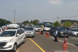 Petugas melakukan "contraflow" atasi kepadatan Tol Jakarta-Cikampek
