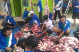 Bank Kalsel dukung panitia pemotongan hewan kurban melalui pembagian kaos seragam