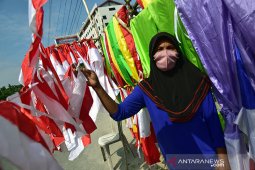 Jelang HUT RI penjual bendera mulai bermunculan