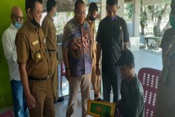 Wakil Ketua DPRD Langkat Antoni Ginting serahkan administrasi kependudukan
