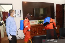 Perkantoran Pemkot Banjarbaru disemprot disinfektan