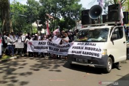 Ratusan pekerja di Bandung tuntut buka kembali hiburan malam