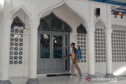 Cegah COVID-19, BPBD Banda Aceh kembali semprot disinfektan di menasah