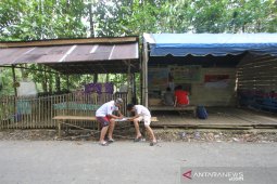 Belajar Daring di Ruang Terbuka Agar Dapat Sinyal